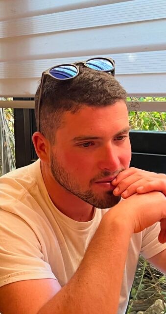 היום בבוקר אני מקשיב לרדיו לדורי בן זאב והוא אומר

״הדמעות זה הגשם שמנקה את האבק מהלב״ כל כך נכון….
אין בושה לבכות זה עוזר 

אדירי אוהב אותך לנצח♥️♥️♥️♥️♥️

לא נשכח ולא נסלח!!!!!