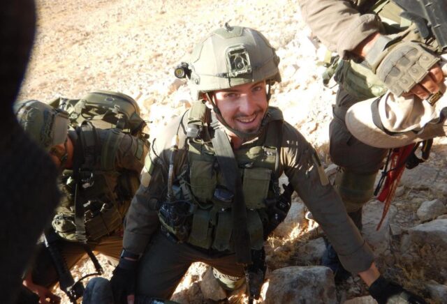 געגוע
קוצר נשימה
חרדות
כדורים
דמעות של כאב
בכי
התפרקות
לחץ בחזה 
זכרונות
נשימות
נשימות
נשימות…………
(אולי לא באותו סדר)
אבל זאת ההרגשה
לא כל יום אבל לפעמים זה תוקף

אדירי אוהב אותך לנצח♥️♥️♥️♥️♥️

לא נשכח ולא נסלח!!!!!